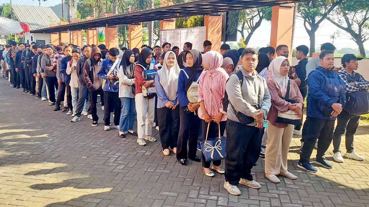 ANTUSIAS: Para pencari kerja tampak antusias mengikuti mini job fair yang menyediakan 517 posisi. (Untoro Ariyadi/Radar Bromo)
