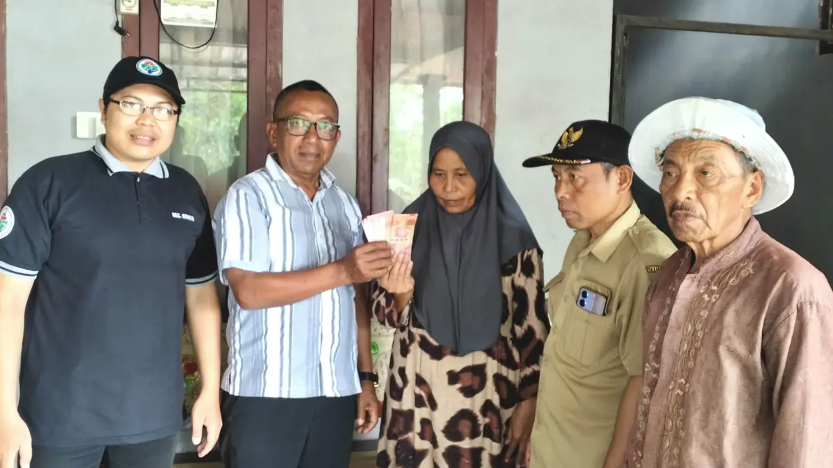 BANTU WARGA: Kepala Desa Pedagangan Ahmad menyalurkan BLT kemiskinan ekstrem pada KPM. (Foto: Achmad Arianto/Jawa Pos Radar Bromo)