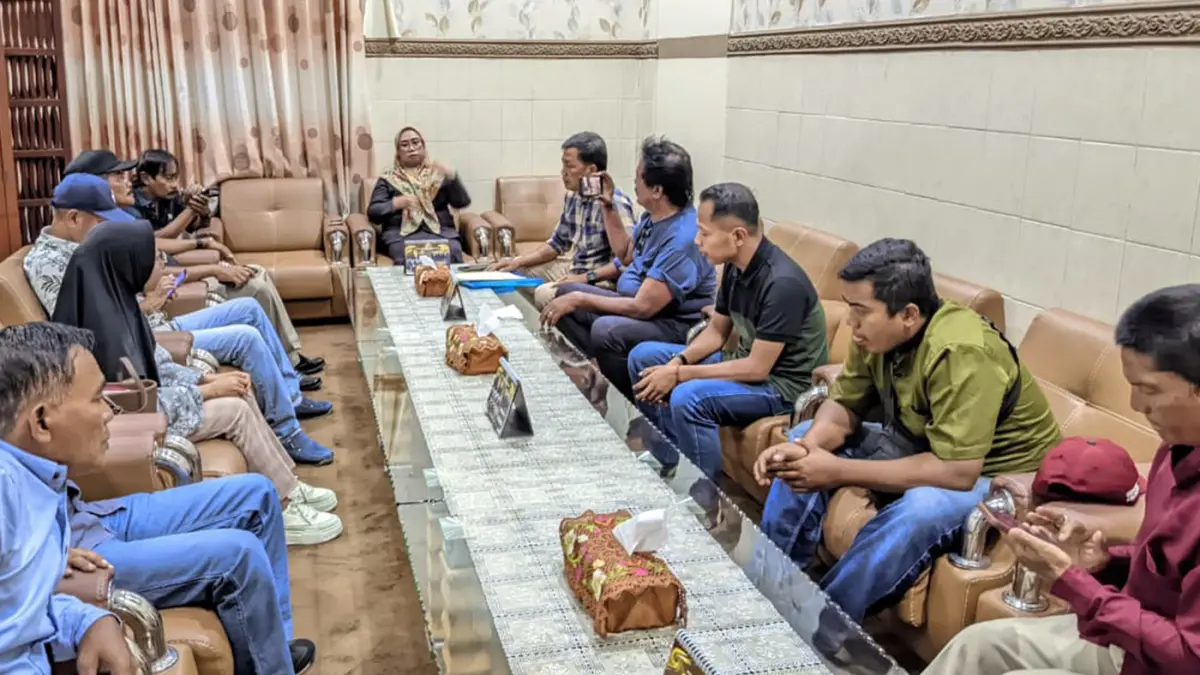 CARI KEADILAN: Belasan perwakilan karyawan PT One World Garment Manufacturing Kota Probolinggo wadul ke DPRD Kota Probolinggo, Selasa (14/4). (Arif Mashudi/ Radar Bromo)
