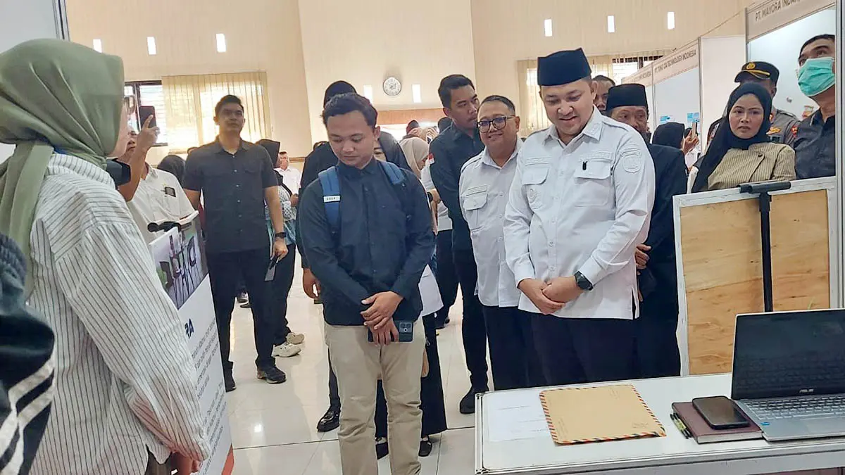 DIALOG: Bupati Mas Rusdi saat meninjau salah stan perusahaan peserta Mini Job Fair 2026. (Untoro Ariyadi/Radar Bromo)