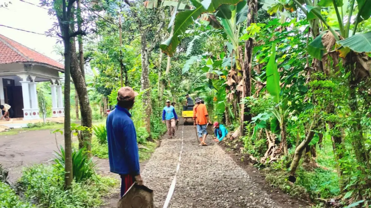 DIBANGUN: Pekerja sedang membangun jalan di RT 1/RW 1, Dusun Karangrejo. Tahun ini jalan masih jadi sasaran pembangunan desa. (Pemdes Tegalwatu For Jawa Pos Radar Bromo)