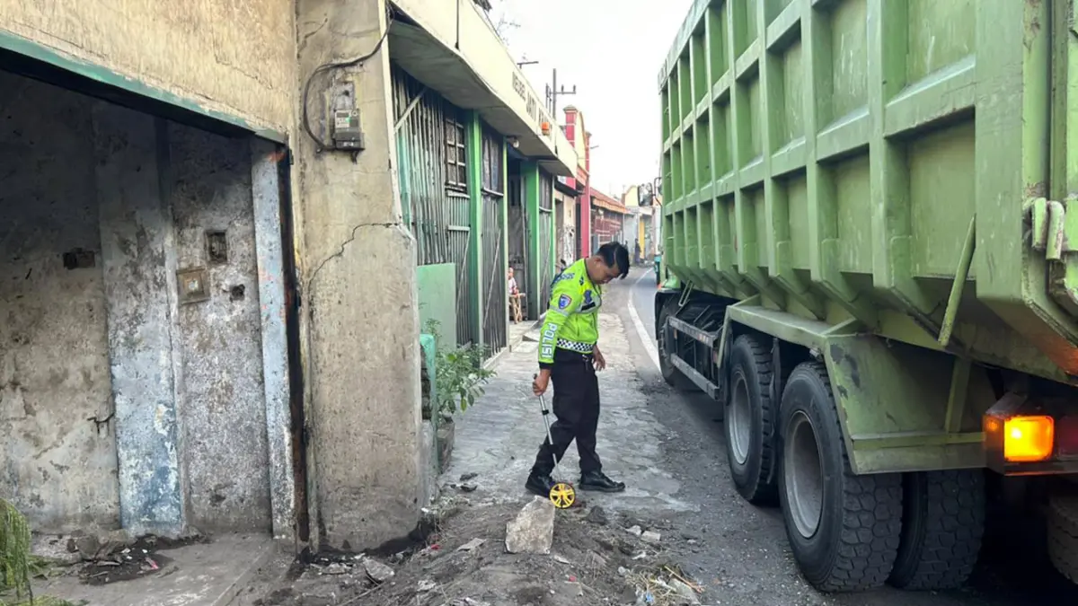 PEMERIKSAAN: Petugas kepolisian saat melakukan olah TKP insiden kecelakaan yang menewaskan korban di jalan Gatot Subroto, Gadingrejo, Kota Pasuruan, Rabu pagi (15/4). 
