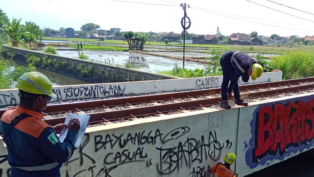 Petugas Daop 9 Jember saat memantau jembatan KA di belakang Taman Manula Probolinggo yang jadi sasaran vandalisme. 