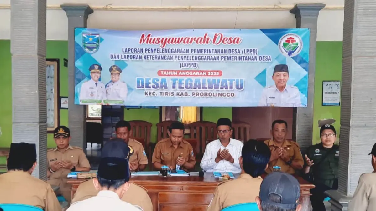 RAPAT: Pj. Kepala Desa Tegalwatu M. Nuri (dua dari kanan) saat melaksanakan musdes di balai desa. (Pemdes Tegalwatu For Jawa Pos Radar Bromo)