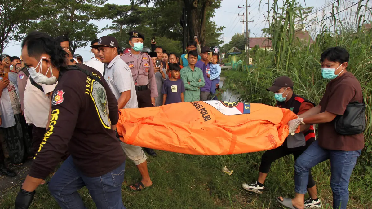 SAAT DI TKP: Mayat wanita bertato saat dibawa dari lokasi di Desa Sambirejo, akhir Maret lalu. (Foto: dok Jawa Pos Radar Bromo)