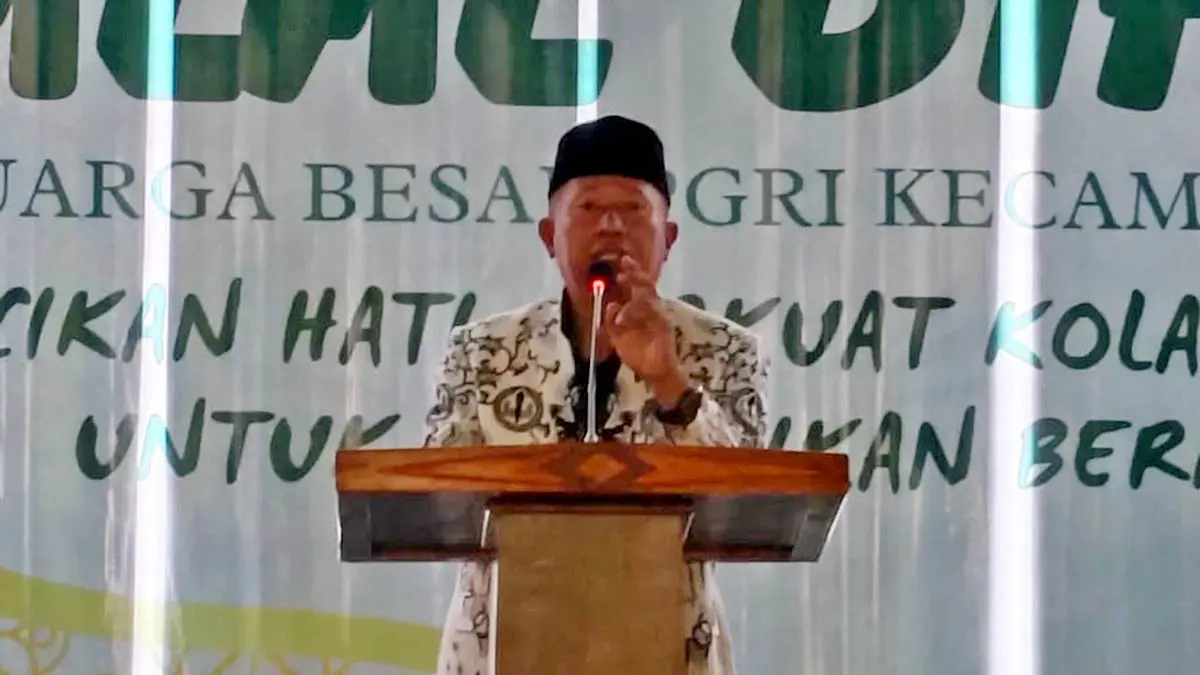 SEMANGATI PARA GURU: Ketua PGRI Kabupaten Pasuruan Akhmad Ponali saat berikan sambutan dalam rangka halal bi halal Pengurus PGRI Kabupaten Pasuruan bersama dengan PC PGRI Kejayan. (Istimewa)