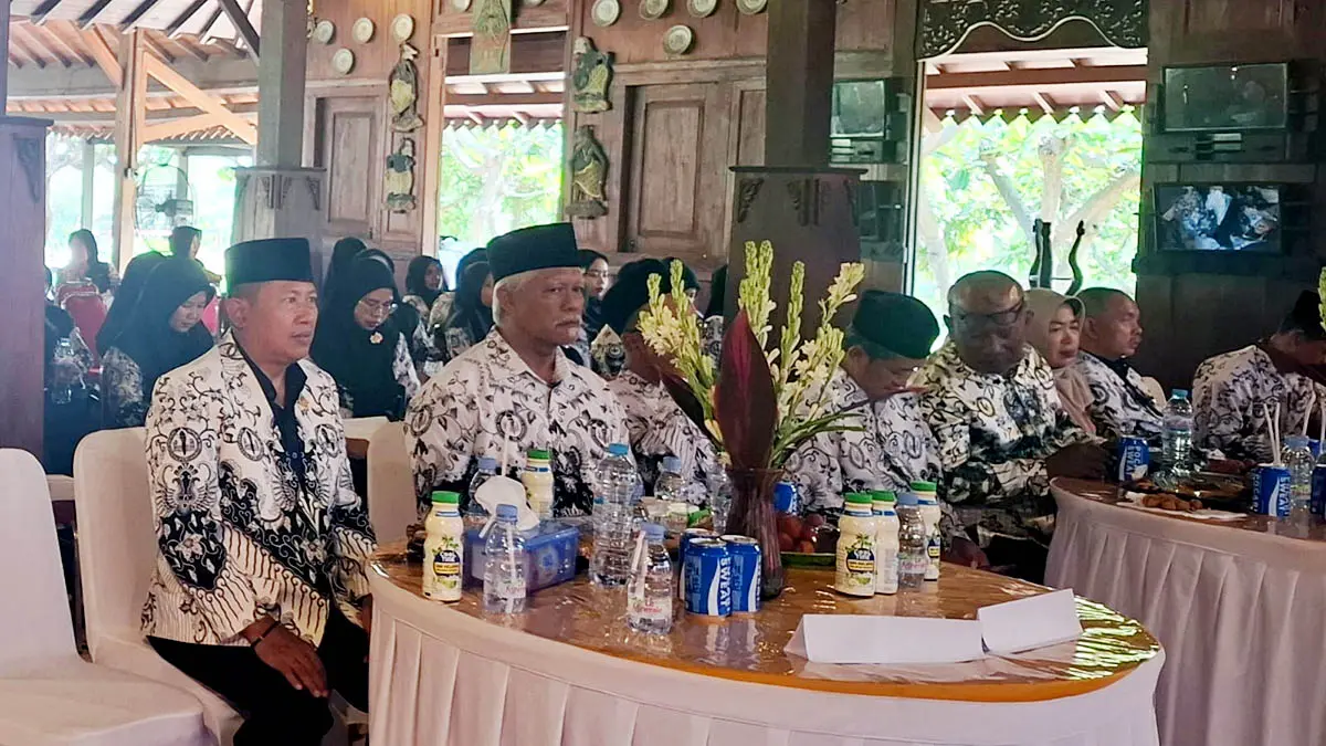 SILATURAHMI: Momen kebersamaan para guru dalam acara Halalbihalal yang diselenggarakan Pengurus PGRI Kabupaten Pasuruan bersama dengan PC PGRI Kejayan, Rabu (15/4). (Istimewa)