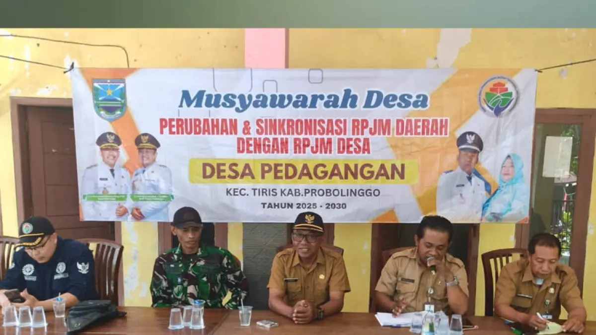 SINERGI:&nbsp;Kepala Desa Pedagangan Ahmad (tengah) dalam Musyawarah Desa bersama Forkopimca Tiris, beberapa waktu lalu. (Foto: Pemdes Pedagangan For Jawa Pos Radar Bromo)