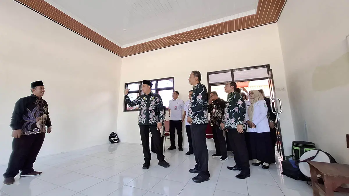 TINJAU: Bupati Pasuruan M Rusdi Sutejo saat meninjau ruang kelas SDN Petung III Pasrepan. Perbaikan ini merupakan buah kolaborasi antara pemerintah dengan pihak swasta. (Istimewa)