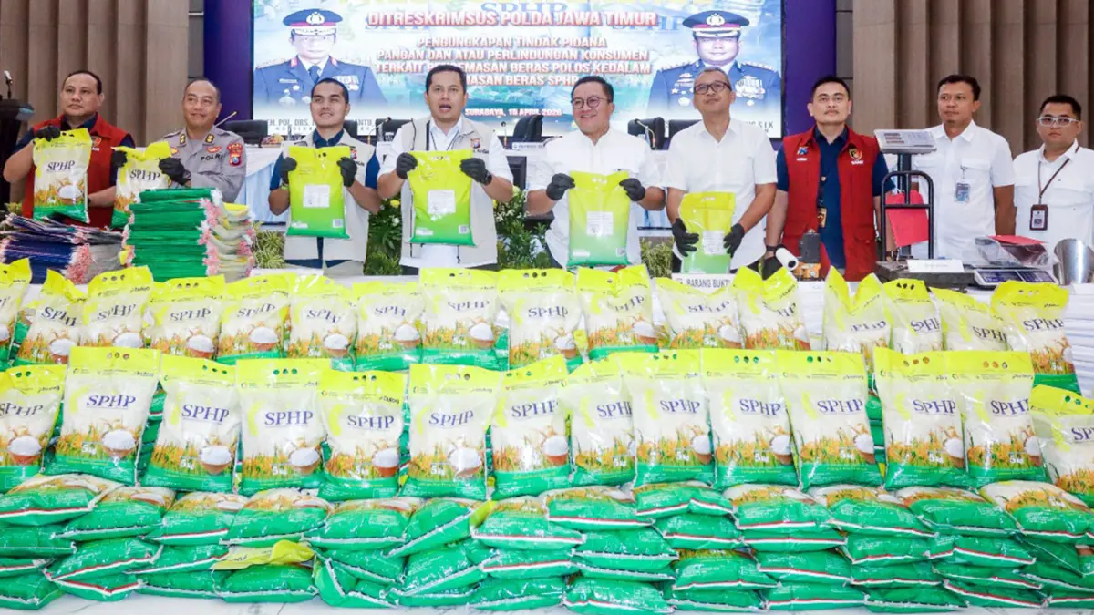 UNGKAP: Jajaran Polda Jatim saat merilis kasus beras SPHP palsu di Dringu Probolinggo. (Alfian Rizal/ Jawa Pos)