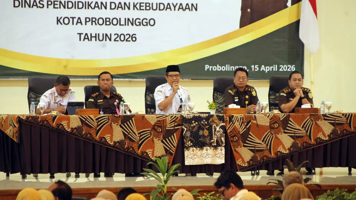 BIMTEK: Para narasumber memberikan arahan bagaimana mengelola dana BOS dengan baik, akuntable, dan berintegritas, dalam Bimbingan Teknis Pengelolaan Dana BOS yang dimoderatori Kabid Pendas Disdikbud Kota Probolinggo Akhmad Fausi, S.E. (tengah pegang mik).
