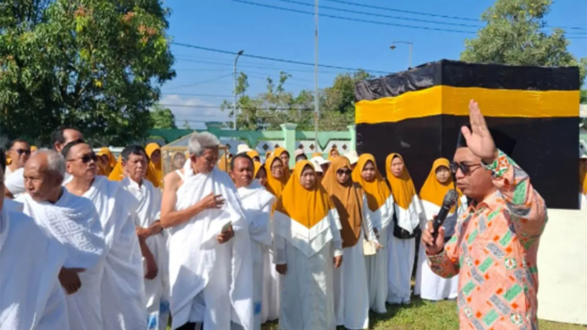 CALON TAMU ALLAH: Salah satu kelompok ibadah bimbingan haji di Kota Pasuruan saat mengikuti manasik. Calon Jemaah haji asal kota rencananya berangkat 23 April mendatang. (Foto: Istimewa)
