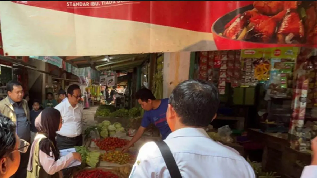 CEK PASAR: Petugas Bulog Probolinggo bersama satgas pangan Kabupaten Probolinggo saat melakukan pengecekan beras SPHP. (Foto: Perum Bulog Probolinggo for Jawa Pos Radar Bromo)