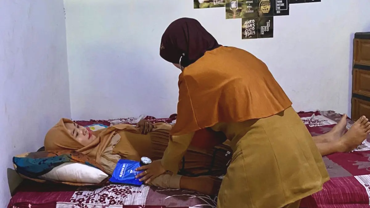 DIPERIKSA: Bidan Desa Andungsari memeriksa kondisi ibu hamil. Kesehatan masyarakat turut menjadi perhatian pemerintah desa. (Pemdes Andungsari For Jawa Pos Radar Bromo)