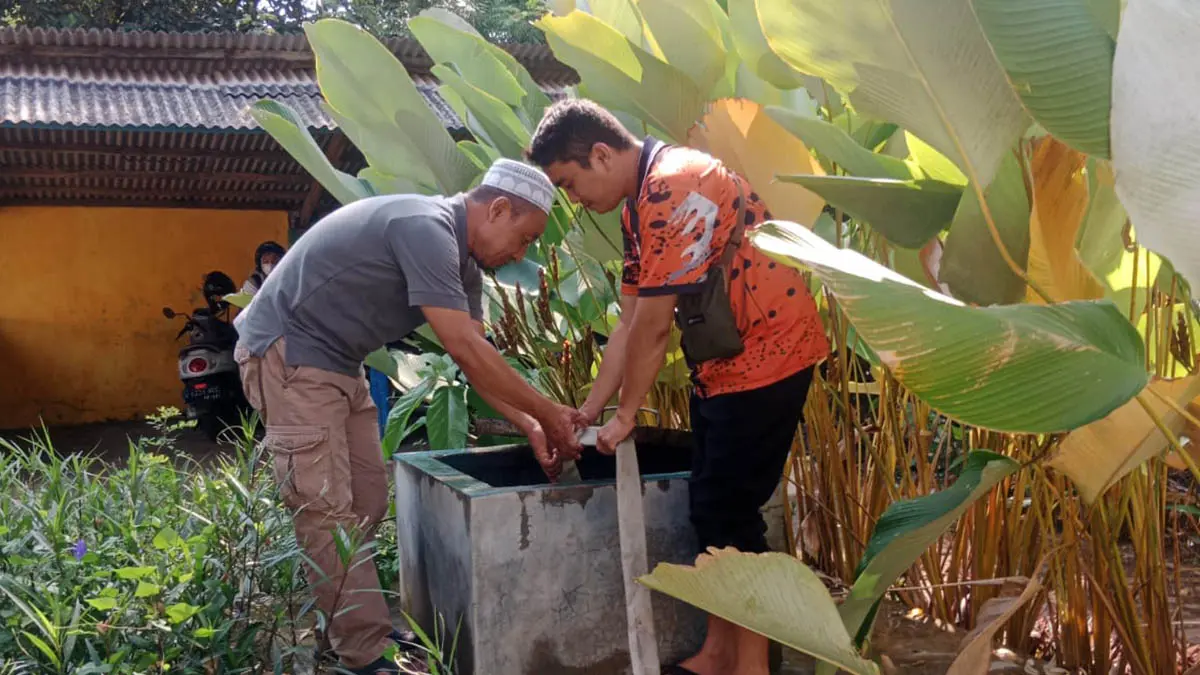 DISTRIBUSI: Personel BPBD Kabupaten Probolinggo mendistribusikan air bersih ke SMPN 3 Wonomerto, Rabu (15/4). (Foto: BPBD for Jawa Pos Radar Bromo)