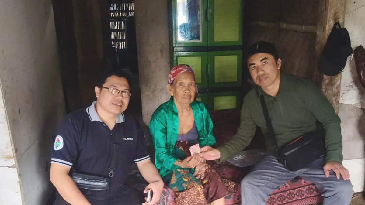 JEMPUT BOLA: Bendahara Desa Ranugedang Hendres (kanan) menyalurkan BLT Kemiskinan Ekstrim pada KPM langsung kerumah warga. (Foto: Pemdes Ranugedang for Jawa Pos Radar Bromo)