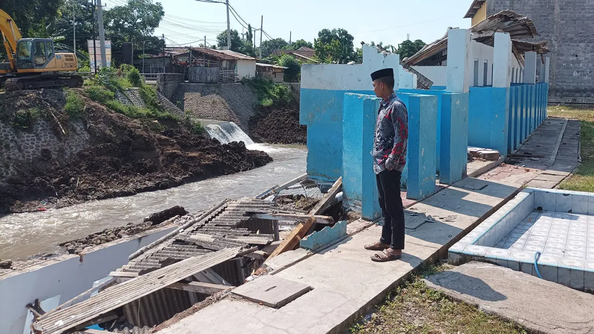 Kondisi sejumlah kamar mandi Ponpes Syech Abdul Qodir Al Jaelani yang ambrol lantaran tebing sungai Kertosono ambrol. (Agus Faiz Musleh/ Radar Bromo)