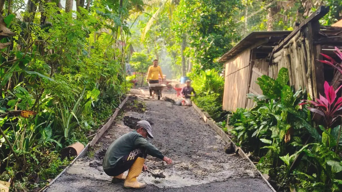 LEBIH NYAMAN: Pekerja sedang merabat beton jalan di RT 19/RW 7, Dusun Nongkenek. Pembangunan jalan terus dilakukan oleh Pemerintah Ranugedang.&nbsp;
(Foto: Pemdes Ranugedang for Jawa Pos Radar Bromo)
