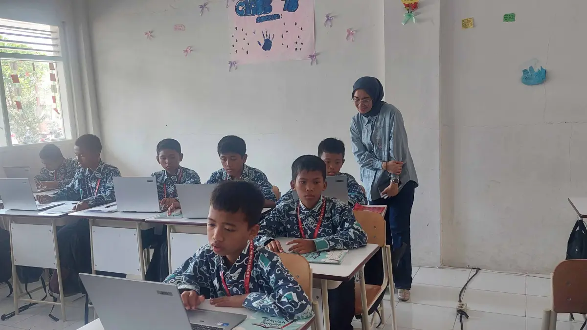 LIHAT LANGSUNG: Direktur Ekosistem Media Kemkomdigi RI Farida Dewi Maharani dan Plt Kepala Diskominfo Kota Probolinggo Lucia Aries Yulianti meninjau langsung kegiatan belajar mengajar siswa SMP SRT 7. (ARIF MASHUDI/JAWA POS RADAR BROMO)