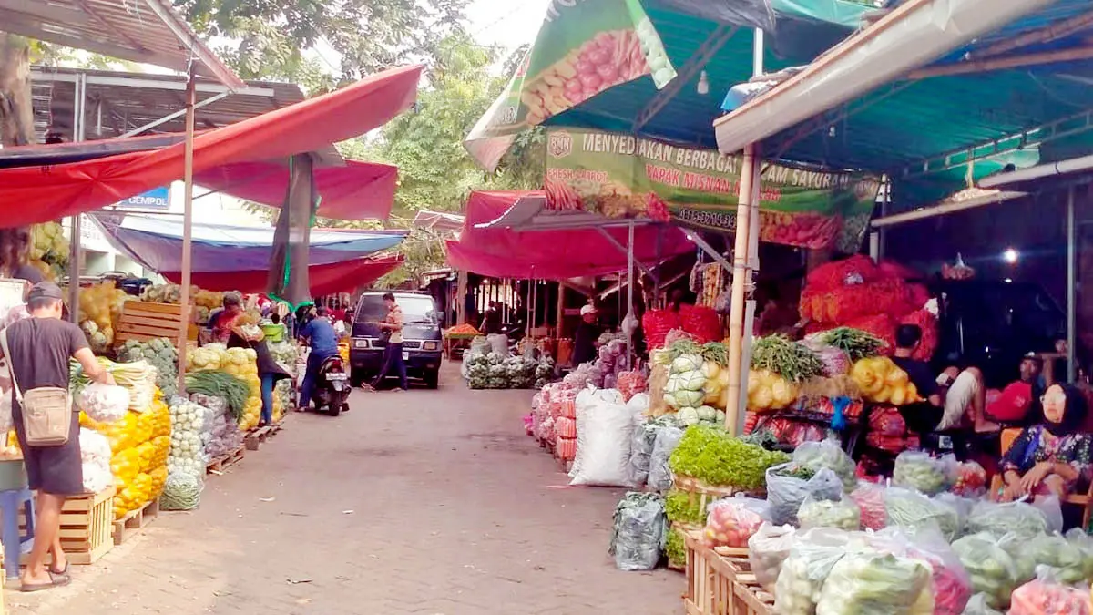 MENGGELIAT: Pasar Sayur di kawasan Gempol Plaza yang keberadaannya cukup mendongkrak perekonomian warga serta menunjang pendapatan daerah. (Rizal Syatori/Radar Bromo)