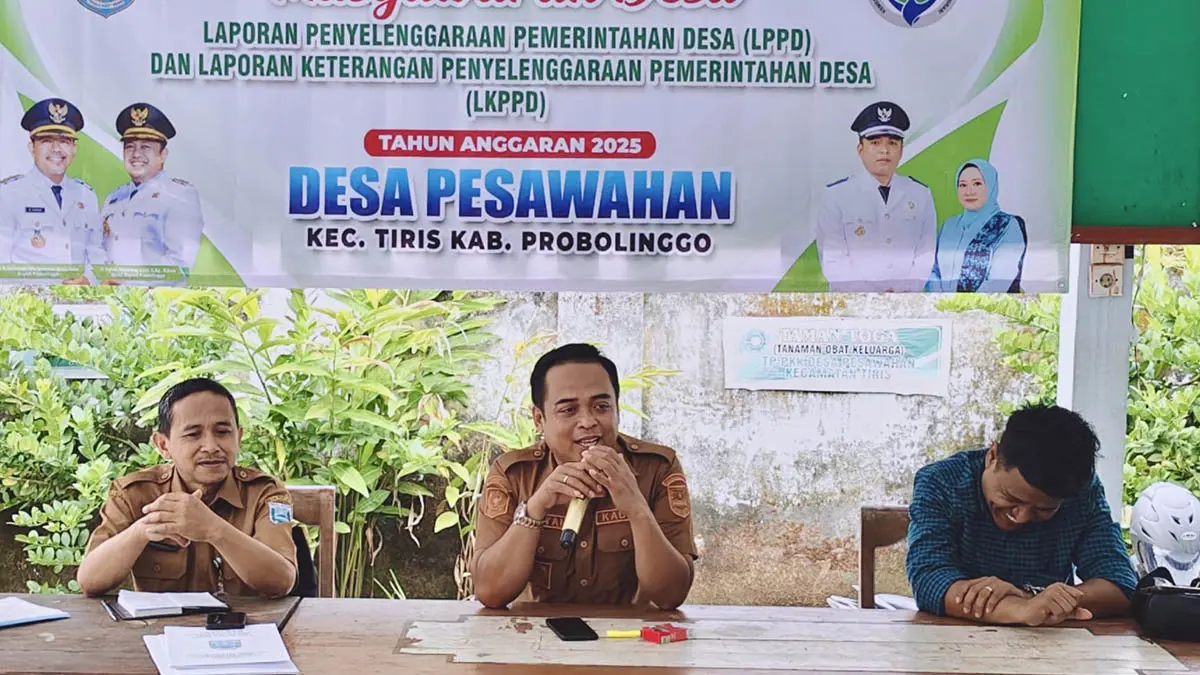 MUSYAWARAH:&nbsp;Kepala Desa Pesawahan Sofyan (tengah) melaksanakan musyawarah desa di balai Desa Pesawahan.&nbsp;(Foto: (Foto: Achmad Arianto/Jawa Pos Radar Bromo)