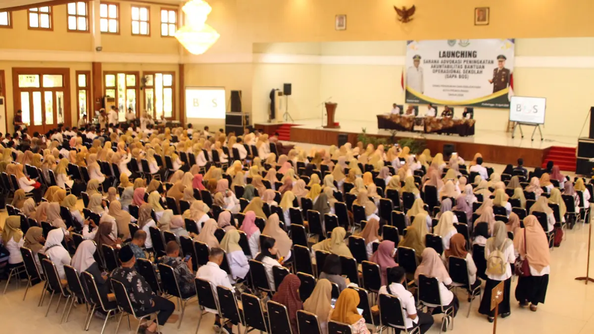 PATUH HUKUM: Sejumlah 500 peserta dari satuan pendidikan mengikuti launching Program SAPA BOS. Program sinergi Pemkot dengan Kejari Kota Probolinggo untuk meningkatkan kepatuhan hukum pengelolaan dana BOS.  