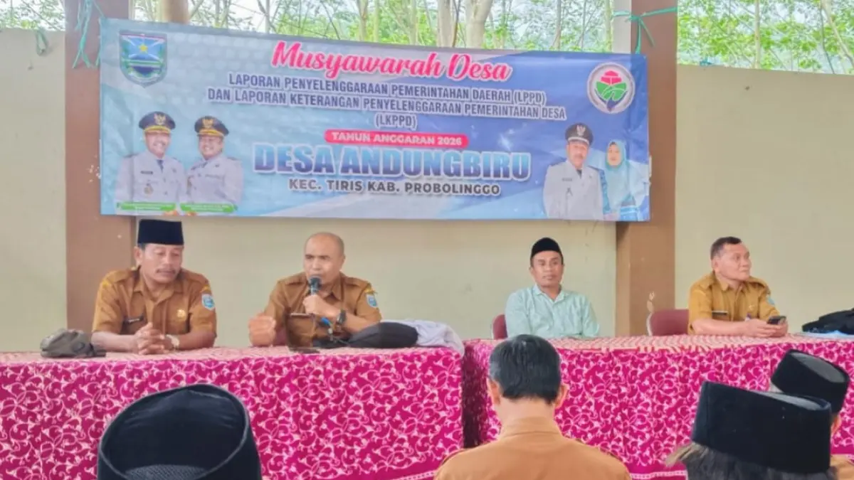 RAPAT: Kepala Desa Andungbiru Abdul Ghani (paling kiri) saat musyawarah desa bersama Forkopimca Tiris. (Pemdes Andungbiru For Jawa Pos Radar Bromo)