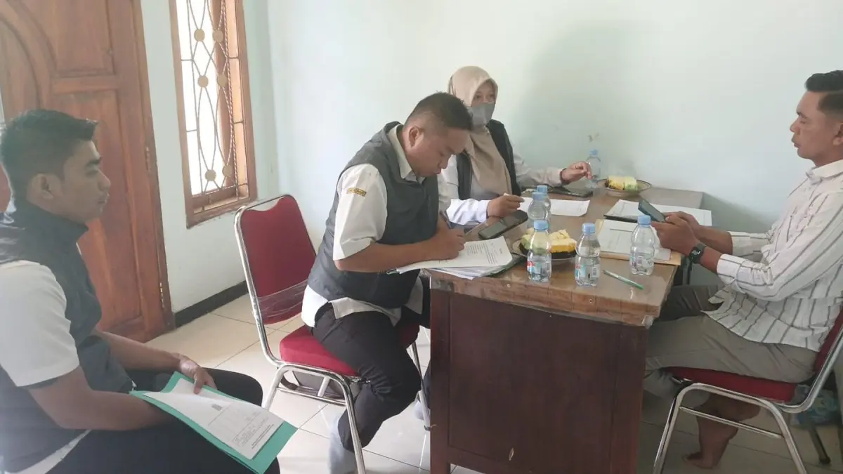 RUTIN: Petugas DKUPP melakukan pemeriksaan disalah satu koperasi di kabupaten Probolinggo. Langkah pemeriksaan dilakukan secara menyeluruh terhadap sejumlah aspek penting koperasi. (Foto: Istimewa)