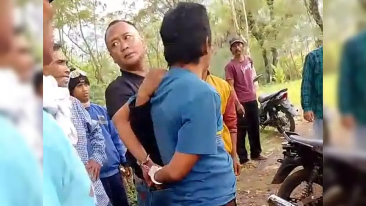 Sakri, 56, warga Dusun Tosodung, Desa Jatisari, Kecamatan Kuripan saat diamankan anggota Polsek Kuripan, Rabu (15/4) sore.