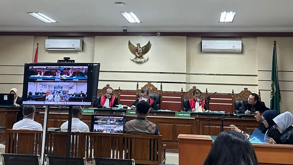 SIDANG DAKWAAN: Tiga terdakwa kasus korupsi lampu hias dan RTH Kota Probolinggo saat mengikuti sidang perdana di Pengadilan Tipikor Surabaya, (16/4). (Istimewa)