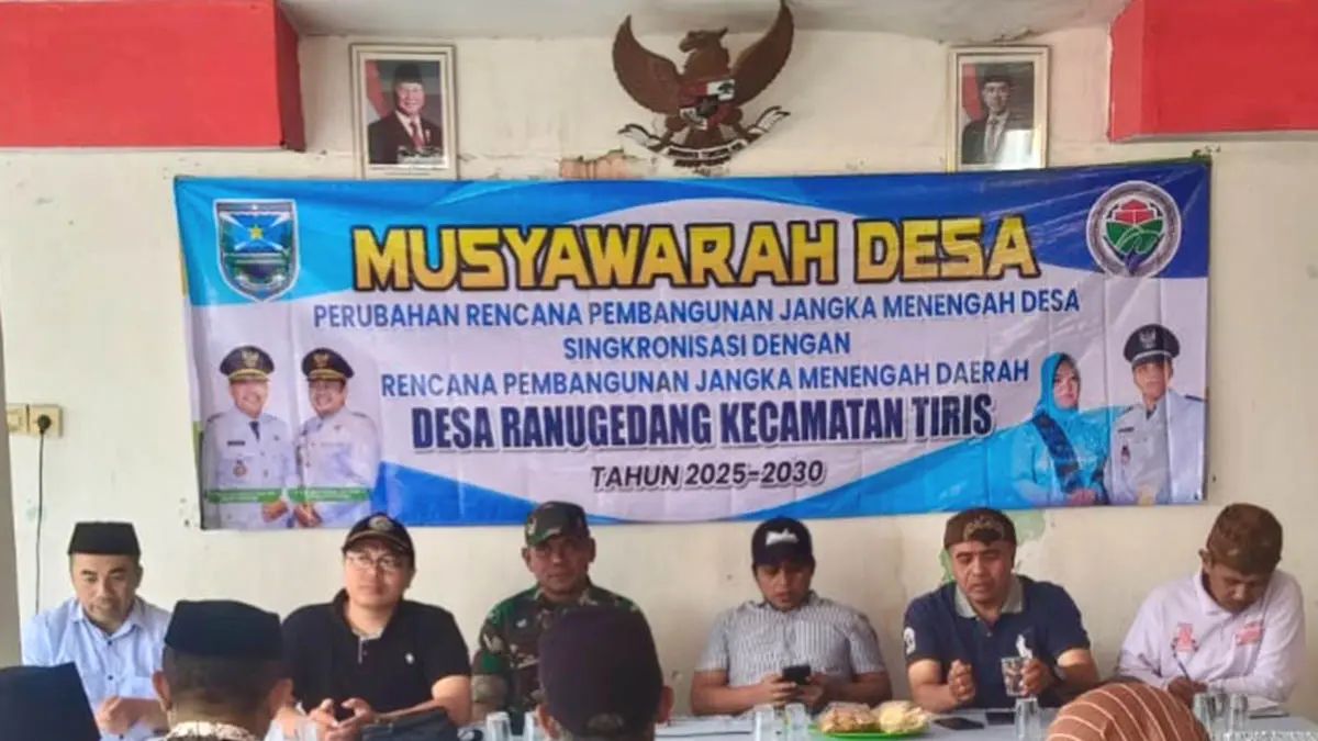 SINERGI: Kepala Desa Ranugedang Syamsul Arifin (tiga dari kanan) saat melaksanakan musyawarah di balai Desa Ranugedang beberapa waktu lalu. (Pemdes Ranugedang for Jawa Pos Radar Bromo)