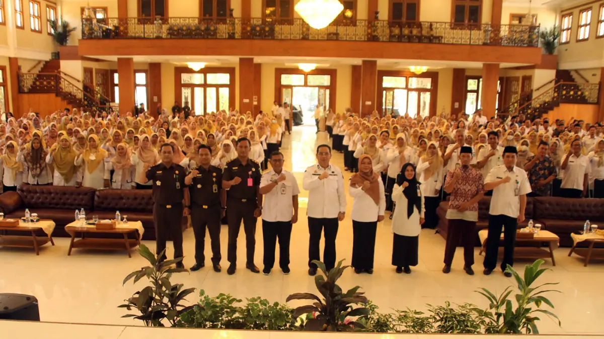
SINERGI: Wali Kota Probolinggo dr. Aminuddin dan Wakil Wali Kota Hj. Ina Dwi Lestari berfoto bersama para narasumber Kepala Disdikbud Dr. Siti Romlah, beserta seluruh undangan dari satuan pendidikan di Kota Probolinggo. (Evelyn Ridhayanti/ Radar Bromo)
