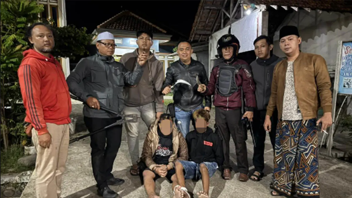 TAK BERKUTIK: Dua terduga pelaku pencurian yang diamankan kepolisan bersama pemerintah desa, Rabu (15/4) dini hari. (Foto:&nbsp;Polsek Kraksaan for Jawa Pos Radar Kraksaan)