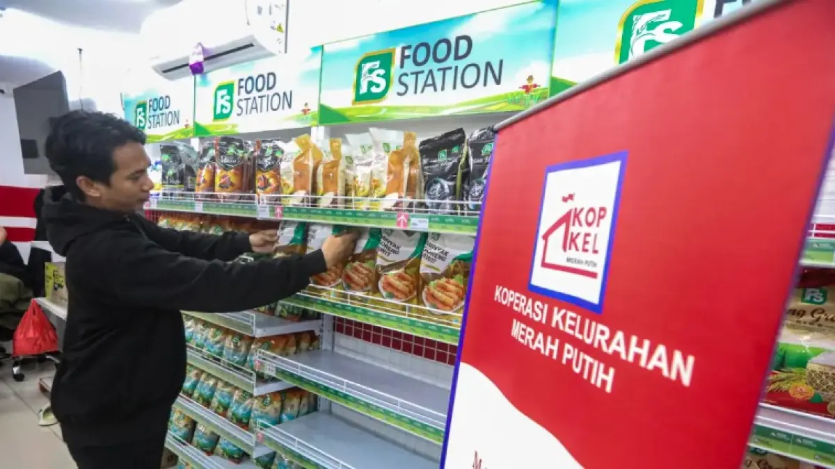 Warga berbelanja di salah satu Koperasi Desa/Kelurahan Merah Putih (KDKMP) Melawai di Jakarta, Selasa (7/4/2026). (Salman Toyibi/Jawa Pos)