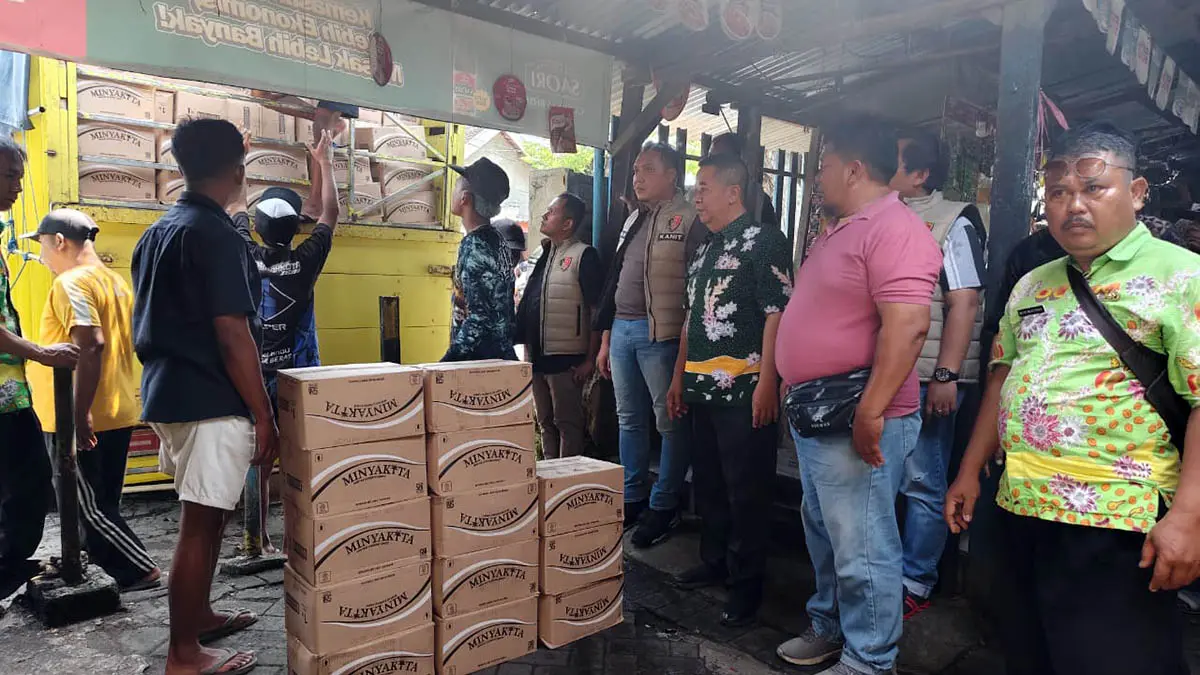 DISTRIBUSI: Satgas Pangan Polres Pasuruan Bersama Disperindag Kabupaten Pasuruan saat monitoring harga dan distribusi Minyakita di Pasar Bangil. (Disperindag for Radar Bromo)