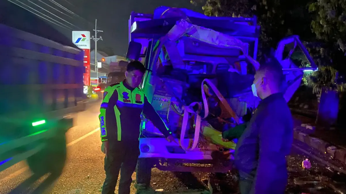 OLAH TKP: Anggota Satlantas Polres Probolinggo Kota saat melakukan olah TKP laka di simpang empat Pilang, Jalan Soekarno Hatta, Kelurahan Pilang, Kecamatan Kademangan, Kota Probolinggo, Jumat (17/4) dini hari. (Istimewa)