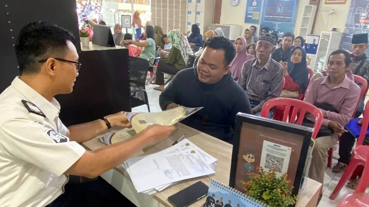 PENGECEKAN: Petugas Rutan Bangil saat melakukan verifikasi data dan penyampaian surat jaminan keluarga WBP. (Muhamad Busthomi/Radar Bromo)