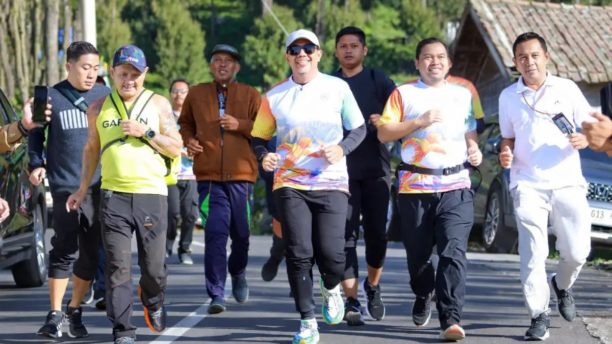  SEJUK : Bupati Probolinggo,  dr. Mohammad Haris dan Ketua IDI Cabang Kabupaten Probolinggo, dr. Syahrudi, Sp. B, FINACS menikmati alam pegunungan dalam Bromo Medic Run 2026.