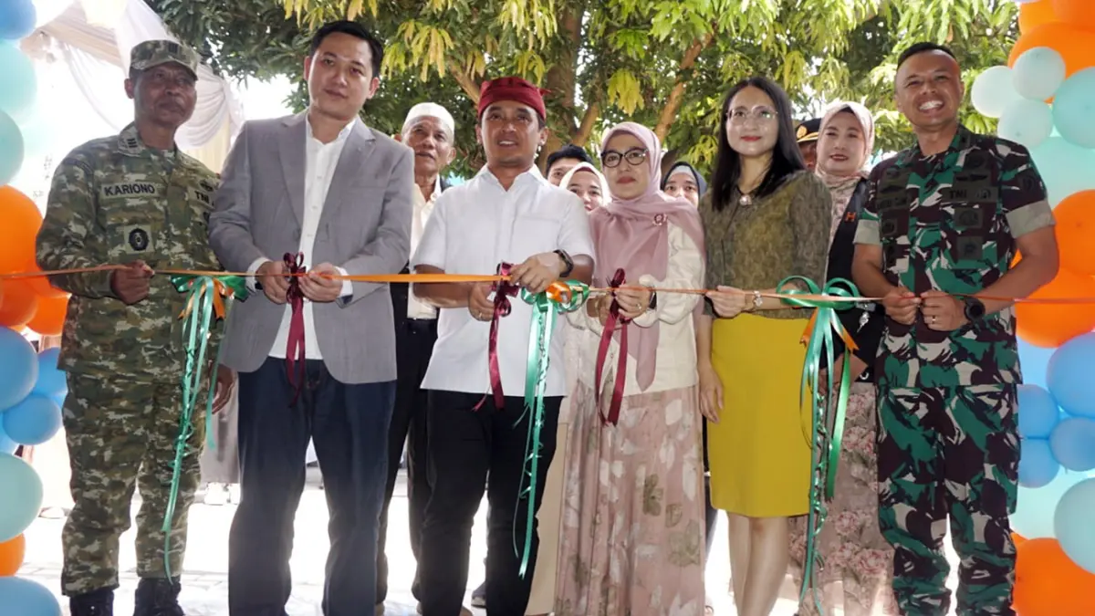 GUNTING PITA: Wali Kota Pasuruan Adi Wibowo; Ketua PKK Kota Pasuruan, Suryani Firdaus; bersama Direktur Visindo Citra Medika, drg. Indra Gunawan M.Kes dan Kepala Klinik Utama Rawat Jalan Inviicare, dr.Pristanova Larasanti, Sp.N. Serta Perwakilan dari Kodim 0819 saat memotong pita sebagai simbol meresmikan pembukaan klinik. 