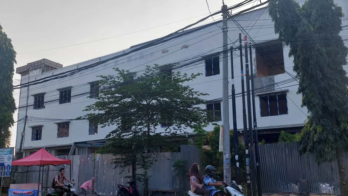 BELUM RAMPUNG: Gedung Inspektorat Kota Probolinggo di Jalan Mastrip, yang pembangunannya tak kunjung rampung. (ARIF MASHUDI/JAWA POS RADAR BROMO)