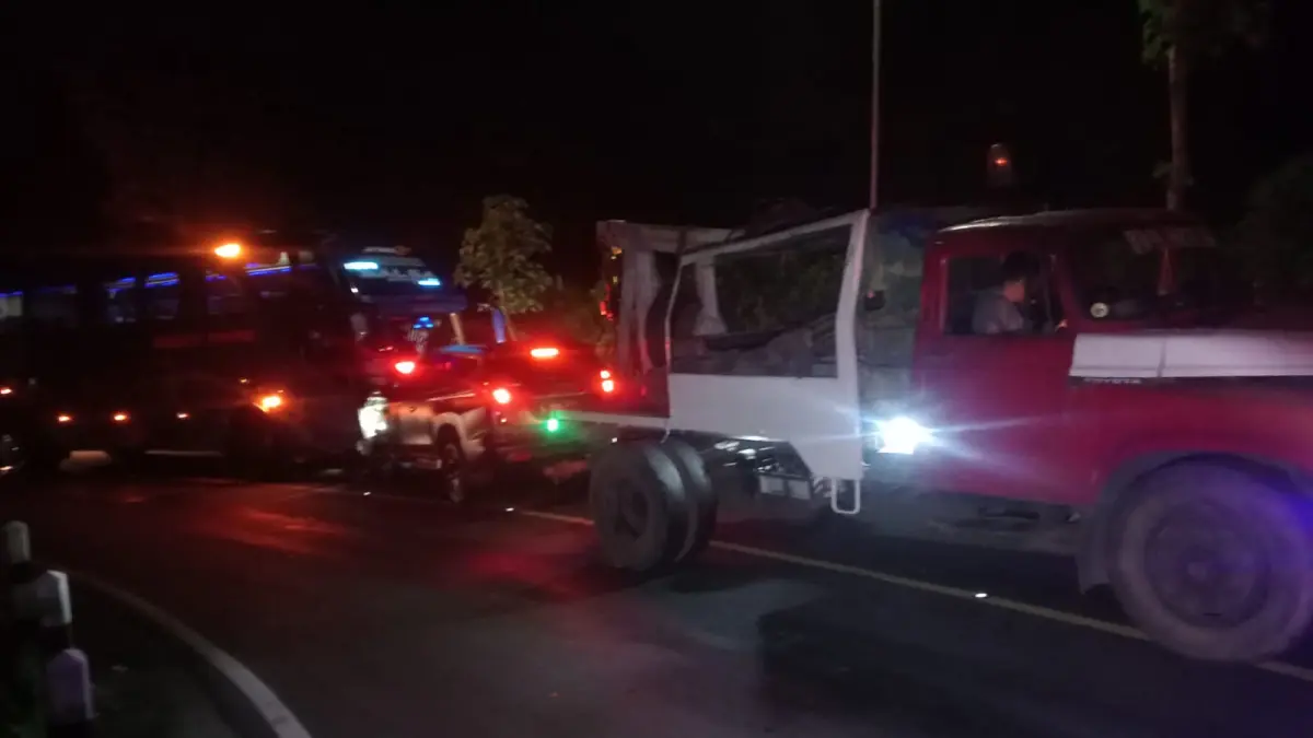 EVAKUASI: Petugas derek mengevakuasi kendaraan yang kecelakaan di Jalan Raya Ngepung, Kabupaten Probolinggo, Sabtu (18/4) dini hari. (SATLANTAS POLRES PROBOLINGGO FOR JAWA POS RADAR BROMO)