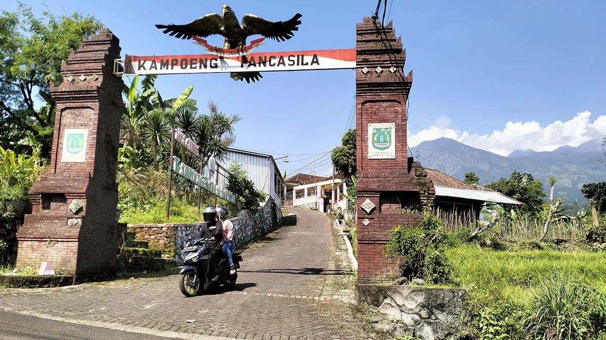 GAPURA: Jalan masuk menuju lokasi Batu Punden yang ditandai dengan gapura. (Rizal Syatori/Radar Bromo)