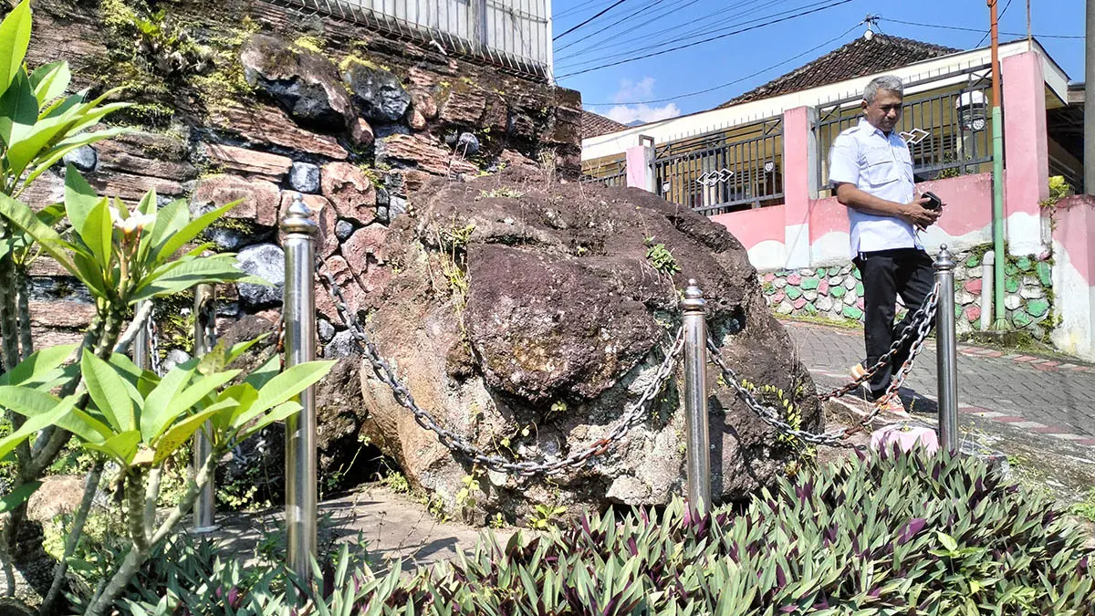 KERAMAT: Batu Punden yang dikenal keramat oleh warga Sukolelo, Kecamatan Prigen, Kabupaten Pasuruan. (Rizal Syatori/Radar Bromo)
