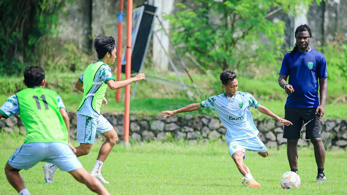 KOMPOSISI BARU: Pelatih Pasuruan United Bio Paulin (kaus biru) memantau anak didiknya berlatih. (Foto: Pasuruan Unied for Jawa Pos Radar Bromo)