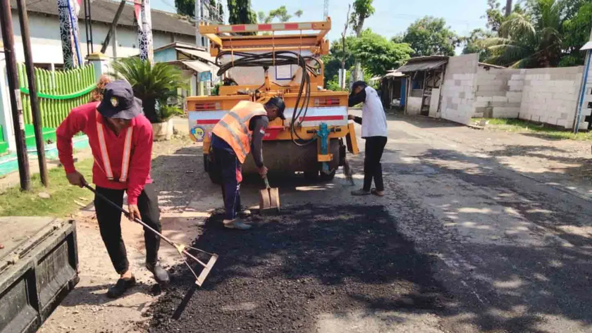 PEMELIHARAAN: Sejumlah pekerja menambal sulam Jalan Klenang Lor–Klenang Kidul, Kabupaten Probolinggo. (DINAS PUPR FOR JAWA POS RADAR BROMO)