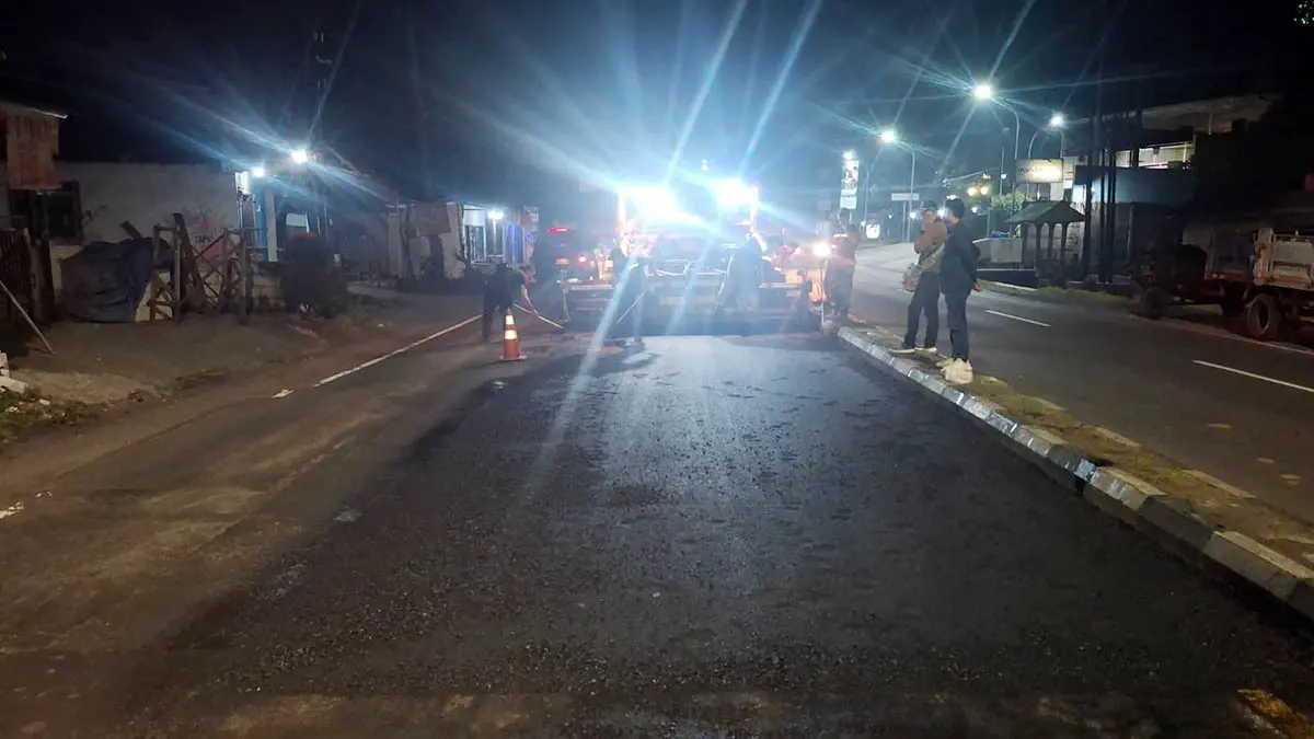 PERBAIKI: Kerusakan jalan Surabaya-Malang di Desa Lemahbang, Kecamatan Sukorejo yang mulai ditangani. (Rizal Syatori/Radar Bromo)