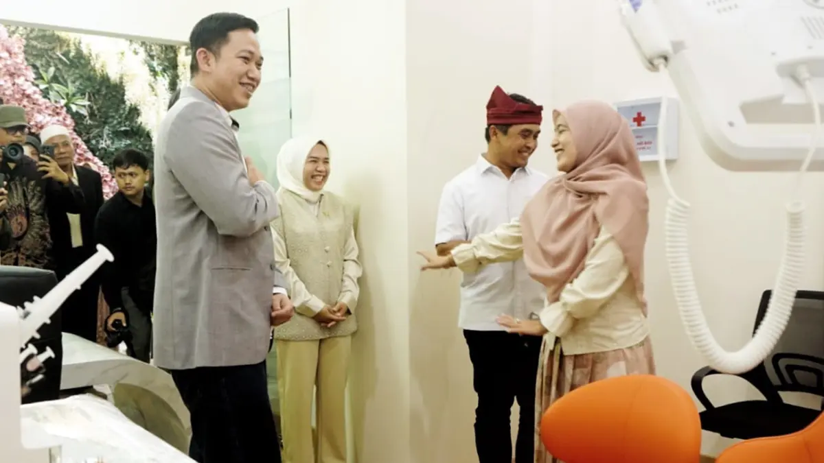 RUANG NYAMAN: Wali Kota Pasuruan dan Istri didampingi oleh Direktur Visindo Citra Medika drg Indra Gunawan M.kes saat room tour klinik Pelayanan Kesehatan yang Bermutu. 