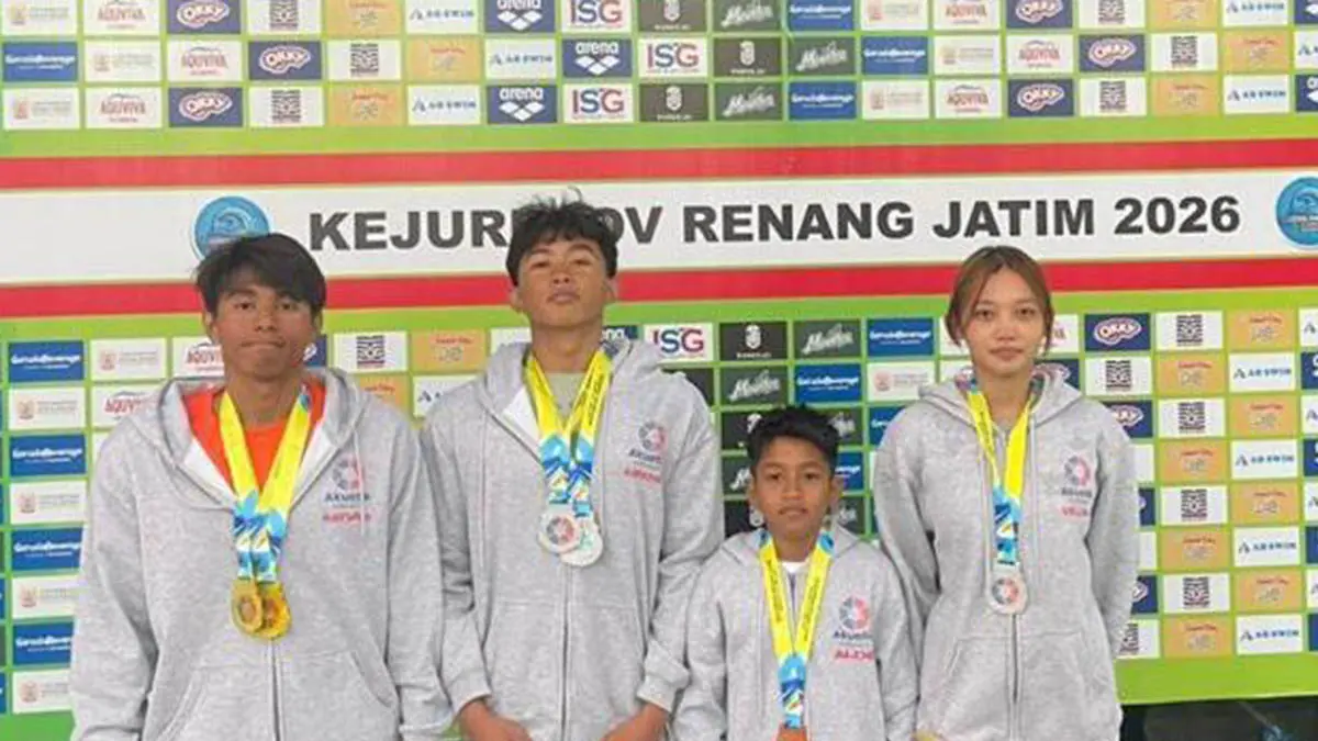 SEMANGAT: Atlet renang Kabupaten Probolinggo yang mengikuti ajang kejurprov renang di Sidoarjo. (Foto: Istimewa)