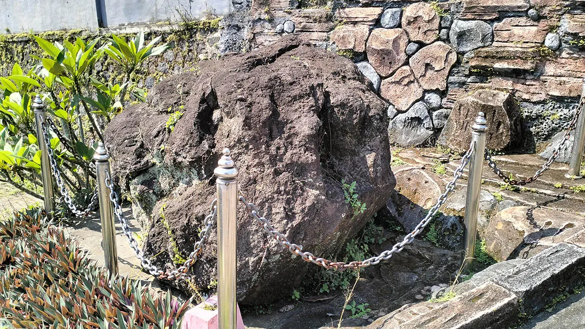 TERJAGA: Meski menjadi peninggalan sejarah, Batu Punden tersebut terjaga kelestariannya hingga sekarang. (Rizal Syatori/Radar Bromo)