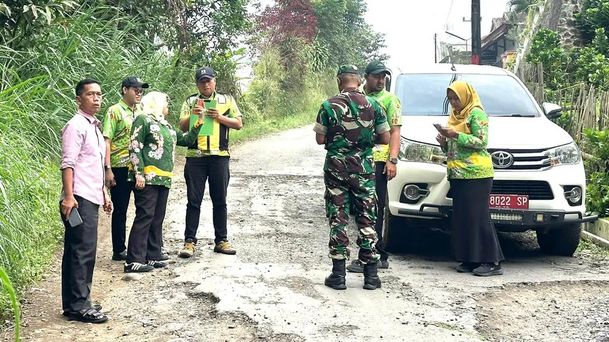 CEK LAPANGAN: Pegawai Dinas Sumber Daya Air, Bina Marga dan Bina Konstruksi (SDA BMBK) Kabupaten Pasuruan dan Anggota Komisi II DPRD Kabupaten Pasuruan, Sugiarto, saat mengecek kondisi jalan Wonosari-Pungging, Kecamatan Tutur, yang rusak. (DPRD Kabupaten Pasuruan for Radar Bromo)